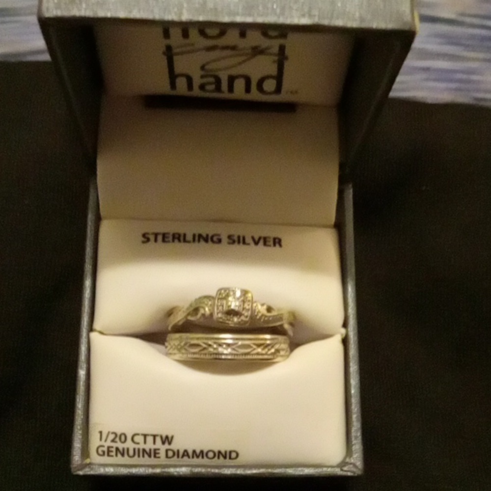 Sterling silver size 7 engagement ring and wedding band set,comes with box